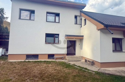Dva rodinné domy pod jednou strechou na predaj, Ludrová