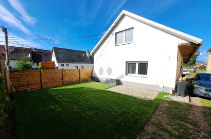 Well-maintained, renovated family house with a garage, a plot of land (764 m²), and an outbuilding.